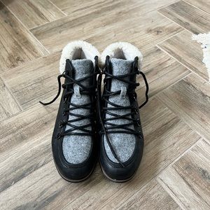 WOMEN'S HARLOW LACE COZY BOOTIE